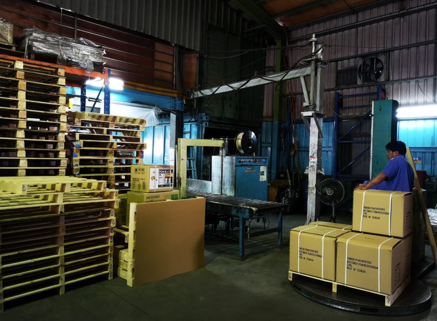 ระบบแพ็คสินค้าเพื่อกระจายไปยังทั่วโลก รวมถึงบ้านเราด้วย