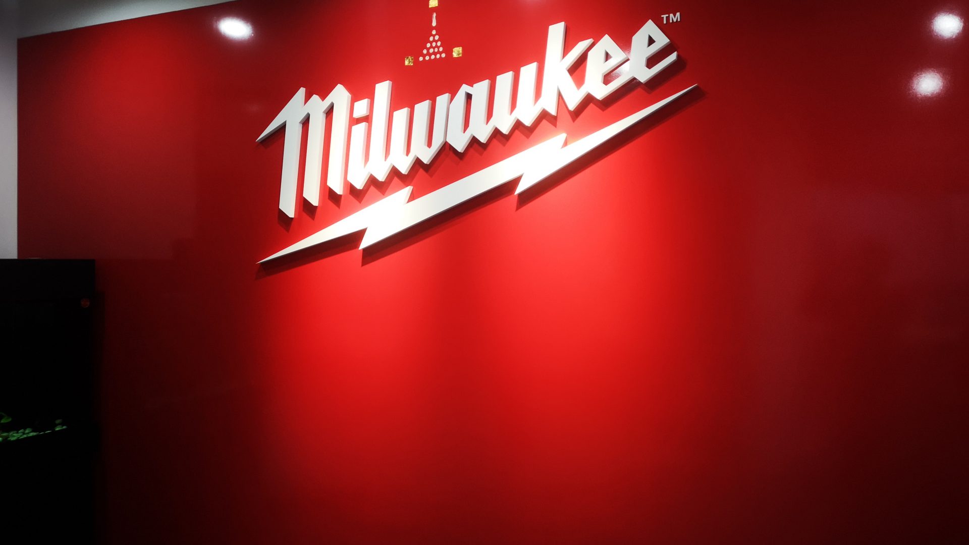 เจอแล้ว LOGO Milwaukee โดนเจิมแบบนี้ไทย แน่นอน