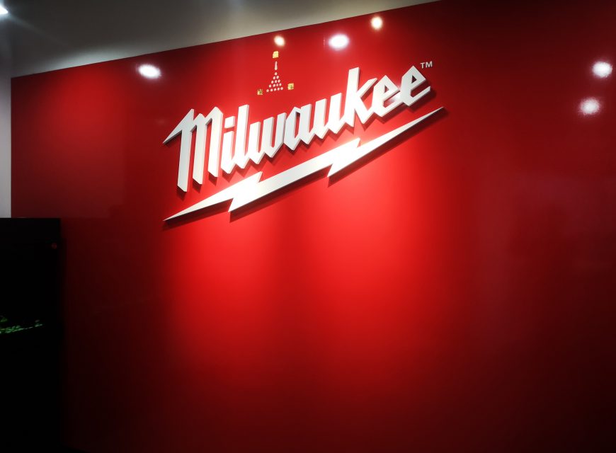เจอแล้ว LOGO Milwaukee โดนเจิมแบบนี้ไทย แน่นอน