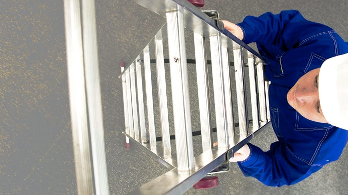 บันไดอลูมิเนียม กับ บันไดไฟเบอร์กลาส เลือกอันไหนดี