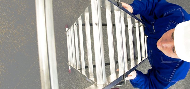 บันไดอลูมิเนียม กับ บันไดไฟเบอร์กลาส เลือกอันไหนดี