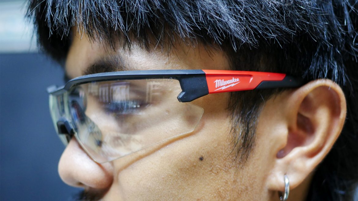 มาตราฐานของ แว่นนิรภัย คืออะไร? และมีความสำคัญอย่างไร?