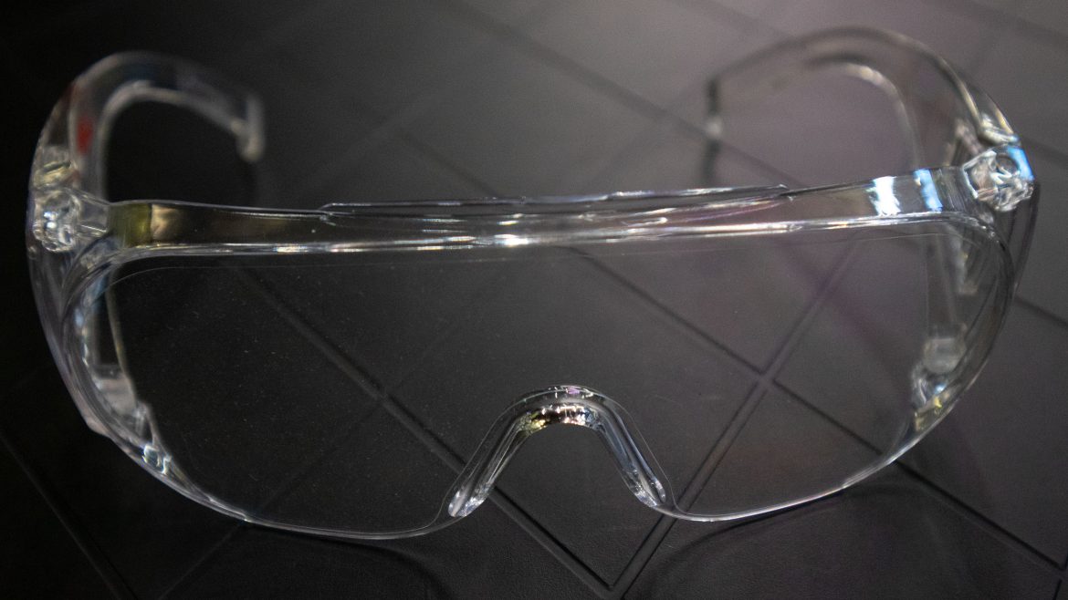 เลนส์ของ แว่นนิรภัย ส่วนใหญ่แล้วทำมาจากวัสดุประเภทไหน?