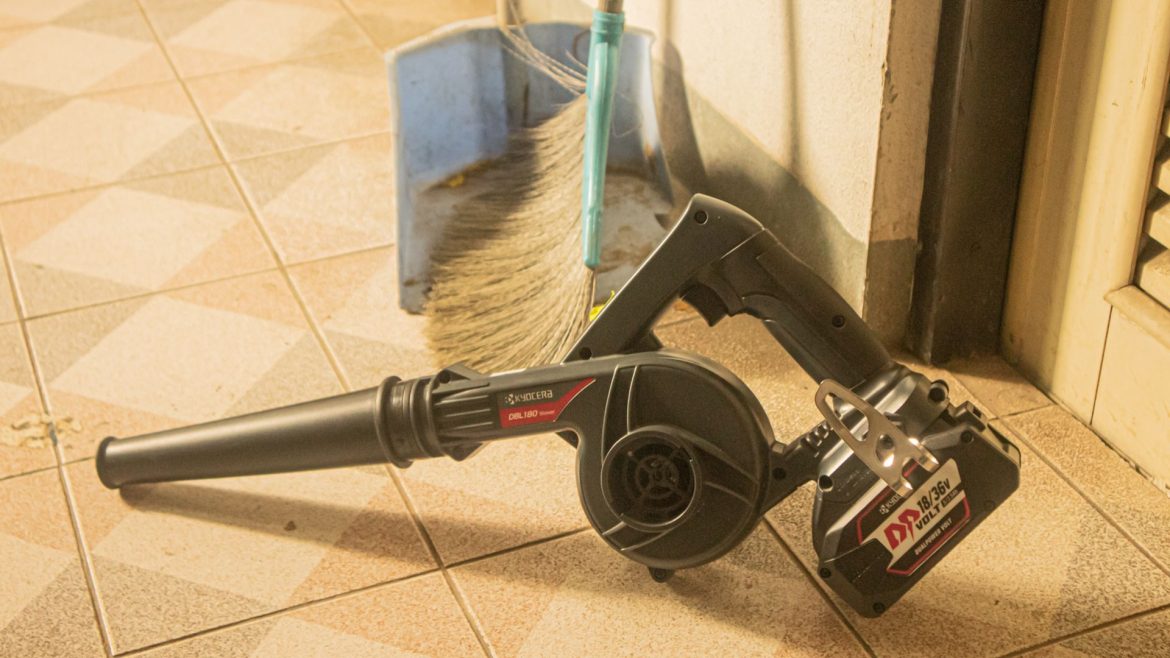 ฝุ่นในบ้านเยอะ? ลองใช้ เครื่องเป่าลม เสริมทัพกับไม้กวาดดูสิ!