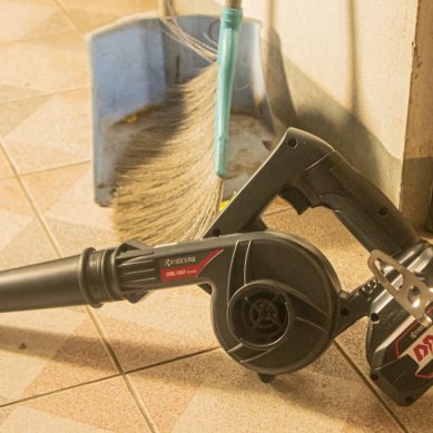 ฝุ่นในบ้านเยอะ? ลองใช้ เครื่องเป่าลม เสริมทัพกับไม้กวาดดูสิ!