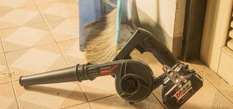 ฝุ่นในบ้านเยอะ? ลองใช้ เครื่องเป่าลม เสริมทัพกับไม้กวาดดูสิ!