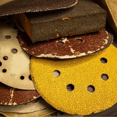 ทำไม กระดาษทราย ถึงมีหลายสี? สีแดง ดำ เหลือง หมายถึงอะไร?