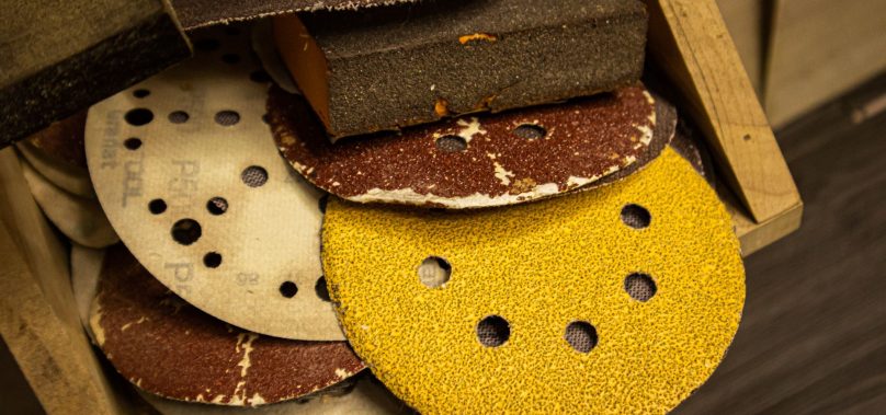 ทำไม กระดาษทราย ถึงมีหลายสี? สีแดง ดำ เหลือง หมายถึงอะไร?